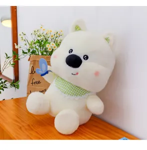 Joli chien en peluche blanc avec bavoir à carreaux vert tenant un papillon pour enfant