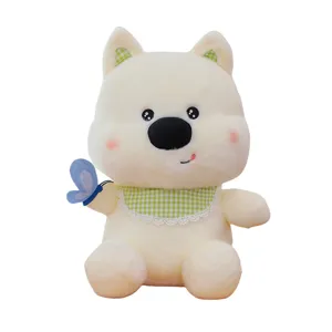 Mignon chien en peluche West Highland blanc avec bavoir à carreaux verts, jouet doux.