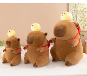 Schattige capybara knuffel met rugzak en gele bal, zacht gevuld speelgoedcadeau voor kinderen.