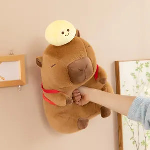 Schattige capibara pluche knuffel met rugzak en gele bal, zacht gestopt dierencadeau.