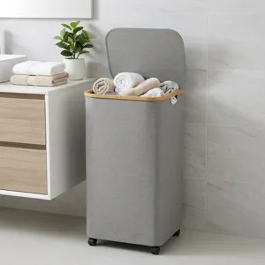 Cesto portabiancheria mobile con coperchio e ruote, contenitore in tessuto grigio per bagno.