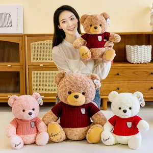 Joli peluche nounours en pull rouge, adorable poupée câline douce pour cadeau d'anniversaire.