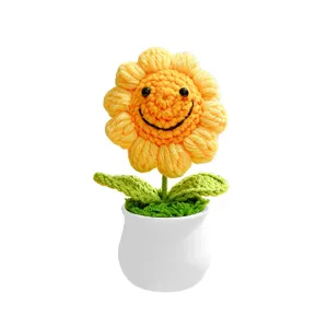 Handgefertigte Häkel-Sonnenblume im Topf, süße Smiley-Blume als Schreibtisch-Dekoration.