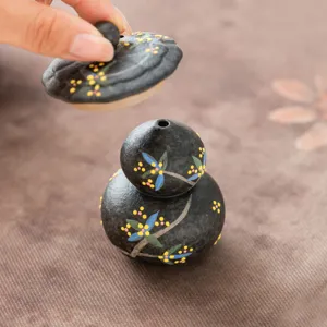 Quemador de incienso de calabaza de cerámica con flores pintadas a mano, elegante textura de piedra.