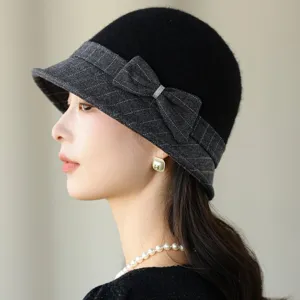 Detailansicht eines vintage Damen Wollhut, schwarze Glockenhut mit karierter Krempe und Schleife.