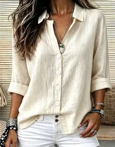 Detailaufnahme des langärmeligen Damen-Leinenhemds in Beige mit Knöpfen und Umschlagbündchen.