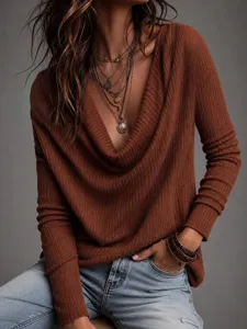 Vista detallada del suéter de punto marrón con cuello elegante y textura acanalada.