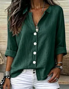 Detailansicht der dunkelgrünen langärmligen Damen Leinenhemd Bluse mit klassischem Reverskragen.