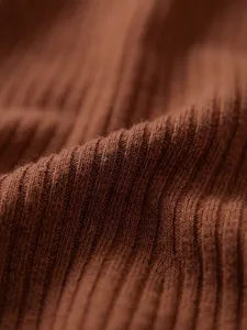 Vista de cerca de la textura de punto acanalado marrón, mostrando detalles de material.
