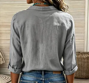 Rückansicht Detail der lässigen langärmeligen Leinenbluse für Damen, Kragen und Textur.
