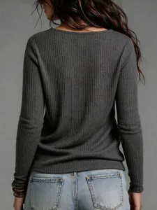 Elegante blusa casual de manga larga con punto acanalado liso para mujer en otoño.