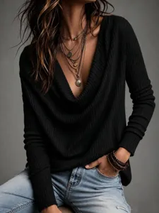 Detalle de jersey negro de punto con cuello holgado, top casual de manga larga, moda otoño.