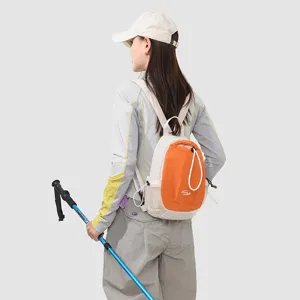 Zaino piccolo e bicolore casual per studenti, elegante e spazioso per uso quotidiano.