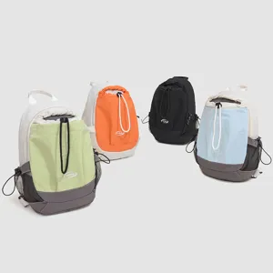 Zaino da studente casual color-block con chiusura a coulisse e tasche laterali in rete.
