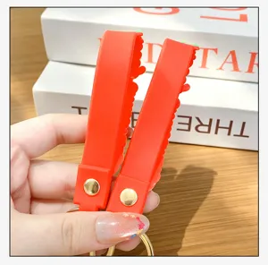 Llavero de fresa rojo colgante de bolso con botón a presión metálico y anilla elegante