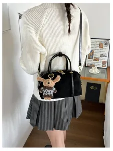 Zwarte suède handtas voor vrouwen retro schouder kussentas met leuke berenhanger.
