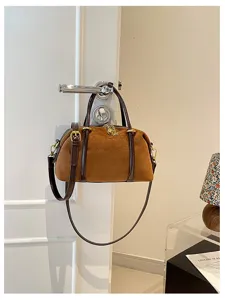 Vintage bruine suède schoudertas detail, elegante Boston kussen handtas voor dagelijkse stijl.