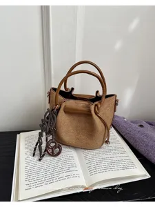 Κομψή καφέ δερμάτινη τσάντα bucket για γυναίκες, vintage τσάντα χειρός με χερούλι και κρεμαστό.