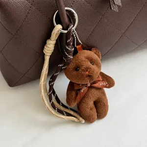 Ciondolo borsa orsetto peluche marrone con corda intrecciata, grazioso dettaglio per borsa.