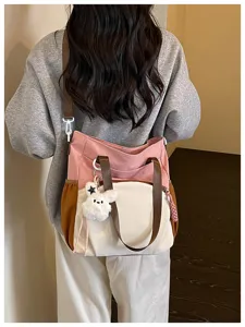 Sac cabas en toile à blocs de couleurs décontracté avec pendentif en peluche, grande capacité.