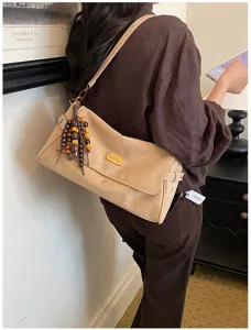 Sac à épaule en daim vintage pour femmes, sac bandoulière décontracté avec charms élégants.