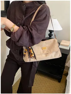 Sac à épaule rétro kaki pour femme avec charm perles en bois et détail en métal.