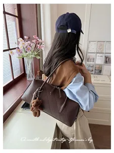 Borsa a tracolla stile bowling vintage trapuntata marrone con grazioso ciondolo