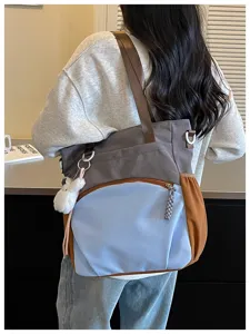 Grand sac cabas colorblock pour femme, sac à épaule décontracté avec pendentif en peluche.