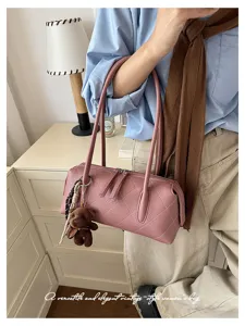 Borsa a tracolla bowling trapuntata in tinta unita stile coreano con ciondolo orsetto donna.