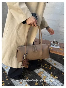 Elegante borsa a spalla bowling trapuntata marrone con ciondolo orsetto per donna.