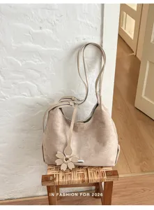 Μινιμαλιστική μονόχρωμη τσάντα tote μόδα φθινόπωρο 2026 μεγάλη τσάντα ώμου με κόσμημα
