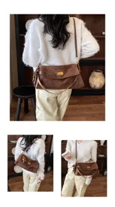 Vue détaillée du sac à bandoulière en suédine marron vintage pour femme avec pendentif chic.