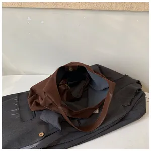 Vista dettagliata della borsa a spalla vintage marrone con tasca interna e materiale.