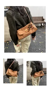 Sac bandoulière vintage marron en daim pour femme, sac rétro élégant avec pendentif en perles.