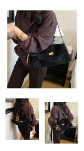 Vue détaillée du sac à épaule rétro noir pour femme avec charm perlé et texture suédée douce.