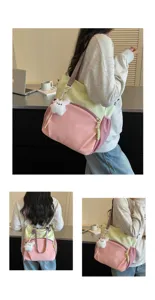 Sac cabas en toile colorblock tendance avec charm en peluche mignon, grand sac porté épaule.