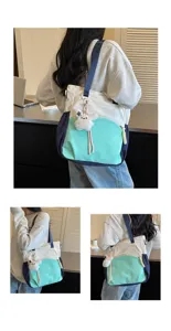 Vue détaillée du sac cabas en toile élégant et coloré avec un joli accessoire de pendentif en peluche.