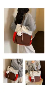 Vue détaillée du sac cabas en toile color-block avec la jolie breloque ours en peluche et lanières.