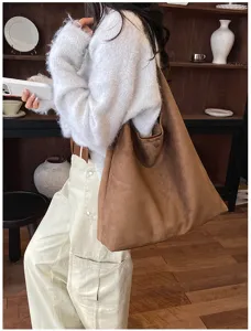 Grande borsa a spalla marrone in camoscio da donna, borsa tote vintage per il lavoro.