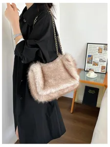 Bolso de hombro de piel sintética con textura mullida y elegante correa de cadena dorada.