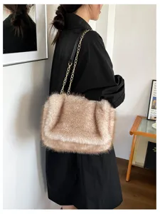 Elegante bolso de hombro de piel sintética beige con cadena dorada moda de otoño.