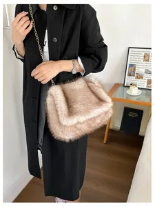 Vista detallada de un bolso cruzado de felpa chic con cadena, ideal para la moda de otoño invierno.