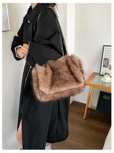 Detalle de bolso de hombro elegante de piel sintética marrón, bolso peludo para moda de otoño.