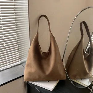 Elegante borsa a spalla in camoscio marrone da donna, grande shopper casual per uso quotidiano.