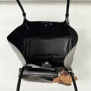 Vista detallada del bolso tote de hombro negro retro en cuero PU con diseño acolchado.
