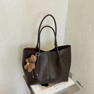 Elegante bolso tote grande de color marrón oscuro para mujer con bonito colgante de oso.