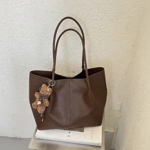 Bolso tote marron vintage para mujer, bolso de hombro grande con bonito colgante de oso.