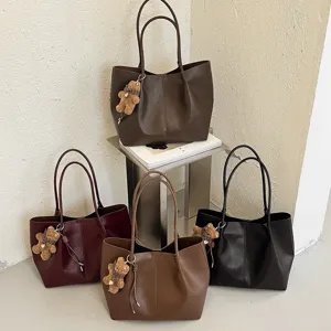 Bolso tote casual de cuero PU de gran capacidad con lindo colgante de oso, estilo de otoño.