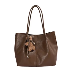 Elegante bolso tote grande de piel PU marrón para mujer con bonito colgante de oso peluche.
