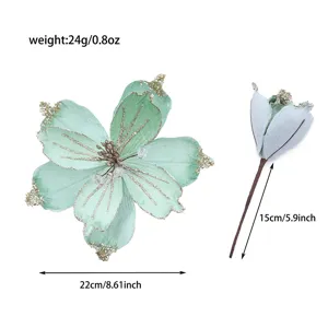Vista dettagliata del fiore di Natale artificiale verde menta con bordi glitterati.